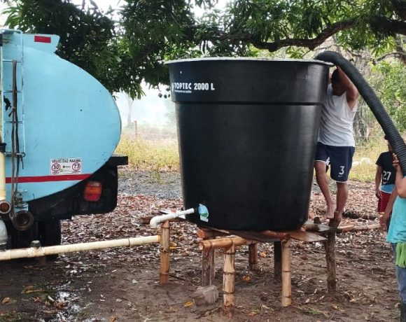 Entrega de agua a comunidad indígena en Tame, Arauca.