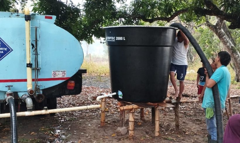 Entrega de agua a comunidad indígena en Tame, Arauca.